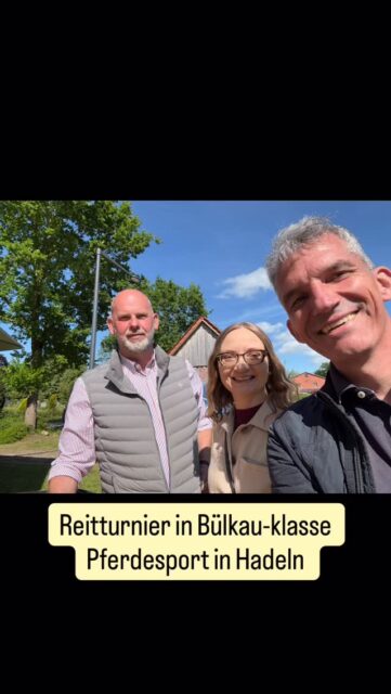 🐴 Reitturnier Bülkau – Pferdesport mit Tradition und Qualität

Der Pferdesport hat in der Samtgemeinde Land Hadeln seit jeher einen hohen Stellenwert. Das Reitturnier in Bülkau ist dabei längst ein fester Bestandteil des Veranstaltungskalenders und weit über die Region hinaus bekannt. Auf einer hervorragend gepflegten Anlage treffen sich Reiterinnen und Reiter aller Leistungsklassen, um sich in anspruchsvollen Prüfungen zu messen. Mit seinem hohen sportlichen Niveau und seiner Bedeutung als Qualifikationsturnier setzt Bülkau Jahr für Jahr Maßstäbe im regionalen Reitsport. Mein Dank gilt den vielen Ehrenamtlichen, die mit ihrem Engagement diese großartige Veranstaltung möglich machen. 🐎👏 #AnpackenFürHadeln #cdulandhadeln #cduotterndorf #Reitsport