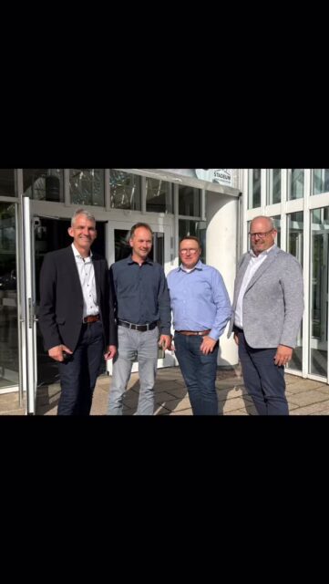 Starke regionale Banken stärken unsere Heimat.

Gestern durfte ich als Vertreter an der Vertreterversammlung der Volksbank Stade-Cuxhaven eG teilnehmen. Die vorgestellte Bilanz für das vergangene Jahr zeigt: Die Bank ist solide aufgestellt und sorgt auch in wirtschaftlich herausfordernden Zeiten verantwortungsvoll für die Zukunft vor.

Angesichts der weiterhin anspruchsvollen Marktbedingungen ist dieses Ergebnis ein großer Erfolg. Besonders gefreut hat mich, dass die Unterstützung beim Bau von Eigenheimen wieder leicht zugenommen hat – ein wichtiges Signal für Familien und für die Entwicklung unserer Region.

Ebenso wichtig ist das Engagement der regionalen Banken für unsere Vereine und das Ehrenamt. Viele Projekte, Veranstaltungen und Initiativen vor Ort wären ohne diese Unterstützung kaum denkbar.

Für mich steht fest: Die Volksbank Stade-Cuxhaven eG und die Weser-Elbe Sparkasse sind unverzichtbare Partner für die Menschen in unserer Region, für das Ehrenamt, für unsere Kommunen und insbesondere für den regionalen Mittelstand. Ihre Nähe zu den Bürgerinnen und Bürgern sowie ihre Verbundenheit mit der Heimat machen sie zu einem wichtigen Stabilitätsfaktor – heute und in Zukunft.

#VolksbankStadeCuxhaven #AnpackenFürHadeln #Mittelstand #Ehrenamt #Eigenheim RegionStärken LandHadeln HeimatGestalten