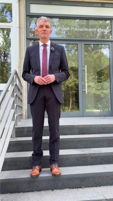 Noch 99 Tage bis zur Kommunalwahl am 13. September 2026!

Gestern habe ich meinen Wahlvorschlag als Kandidat für das Amt des Samtgemeindebürgermeisters der Samtgemeinde Land Hadeln bei der Verwaltung in Otterndorf eingereicht. Ein wichtiger Schritt – und gleichzeitig der Start in eine spannende Zeit.

Ich freue mich auf die kommenden Wochen und Monate, auf viele Gespräche, Begegnungen und Anregungen. Denn die Zukunft unserer Samtgemeinde gestalten wir am besten gemeinsam.

Mein Ziel ist klar: Land Hadeln soll in Zukunft wirtschaftsstark, familienfreundlich, nachhaltig und lebenswert werden. Dafür möchte ich Menschen zusammenbringen, Ideen aufnehmen und gemeinsam etwas bewegen.

Unter meinem Wahlmotto „Anpacken für Hadeln“ setze ich mich mit voller Kraft für unsere Heimat ein.

#AnpackenFürHadeln #LandHadeln #Kommunalwahl2026 #Otterndorf #ZukunftGestalten