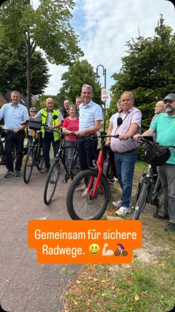 🚲 Sichere Radwege dürfen kein Zufall sein!
Gemeinsam mit vielen Bürgerinnen und Bürgern haben wir heute am Radweg an der L 118 in Nordleda auf den dringenden Sanierungsbedarf aufmerksam gemacht.
Schäden an der Radwegoberfläche und Wurzelaufbrüche stellen ein erhebliches Sicherheitsrisiko dar – insbesondere für Kinder, ältere Menschen und alle, die diesen Radweg regelmäßig nutzen.
Mit unserer Unterschriftenaktion haben wir ein klares Zeichen gesetzt: Das Land Niedersachsen muss handeln. Die gesammelten Unterschriften werden wir an die zuständige Landesbehörde weiterleiten.
Unsere Forderungen sind klar:
👉 zeitnahe Sanierung der beschädigten Radwegabschnitte
👉 ausreichende Mittel für die regelmäßige Unterhaltung der Radwege an Landesstraßen
👉 verlässliche und sichere Radwege in allen Gemeinden der Samtgemeinde Land Hadeln
Nordleda ist kein Einzelfall. Auch am Radweg an der L 144 bei Bülkau besteht vergleichbarer Handlungsbedarf. Verkehrssicherheit und Lebensqualität dürfen nicht vom Wohnort abhängen.
Ein besonderer Dank gilt Claus Seebeck, MdL, sowie Uwe Blohm, Bürgermeister der Gemeinde Nordleda, und Heinz-Wilhelm Woltmann, Bürgermeister der Gemeinde Bülkau, für ihren Einsatz und ihre Unterstützung.
Vor allem danken wir allen Bürgerinnen und Bürgern, die unsere Forderung mit ihrer Unterschrift unterstützt haben. Gemeinsam können wir etwas bewegen.
#AnpackenFürHadeln #SichereRadwege #LandHadeln #Nordleda #Bülkau