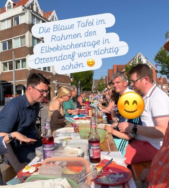 Blaue Tafel bei den Elbe-Kirchentagen in Otterndorf

Was für ein gelungenes Bild: Die Blaue Tafel im Rahmen der Elbe-Kirchentage in Otterndorf bot bei herrlicher Kulisse einen wunderbaren Ort der Begegnung. Viele Menschen kamen zusammen, führten gute Gespräche und erlebten ein buntes und vielfältiges Miteinander.

Die Kirche verbindet Menschen und gibt der Gesellschaft einen wichtigen Halt.

💙⛪️🌊 #ElbeKirchentage #Otterndorf #Gemeinschaft #Miteinander #LandHadeln