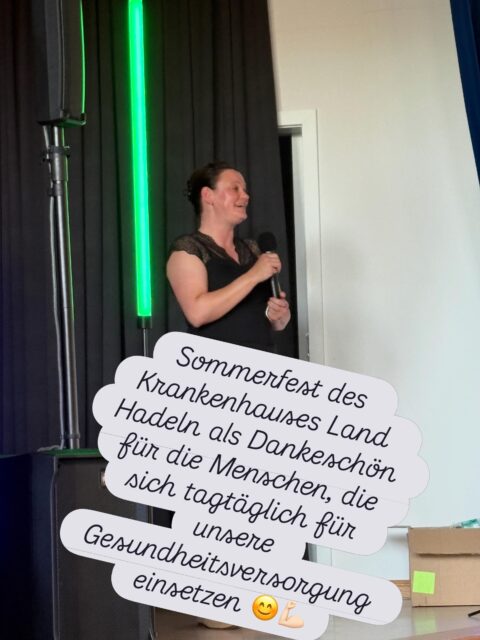 Das Krankenhaus Land Hadeln ist für mich eine echte Herzensangelegenheit. ❤️
Gestern durfte ich beim sehr gut besuchten Sommerfest in den Seelandhallen dabei sein. Vielen Dank für die vielen guten Gespräche und den großartigen Einsatz aller, die sich Tag für Tag für die Gesundheitsversorgung der Menschen in unserer Region engagieren.
Unser Krankenhaus ist ein unverzichtbarer Bestandteil der medizinischen Versorgung im Landkreis Cuxhaven. Die Krankenhausreform zeigt, wie wichtig strategische Handlungsfähigkeit und regionaler Einfluss sind. Deshalb hätte ich es für sinnvoll gehalten, den kommunalen Gestaltungsspielraum möglichst umfassend zu erhalten. Denn bei einer so wichtigen Einrichtung wie unserem Krankenhaus sollten die Interessen der Menschen vor Ort auch künftig maßgeblich mitbestimmt werden.
Ich werde mich mit ganzer Kraft dafür einsetzen, dass das Krankenhaus Land Hadeln auch künftig eine starke Perspektive hat – für die Menschen hier bei uns. Denn eine gute Gesundheitsversorgung ist keine Selbstverständlichkeit, sondern ein entscheidender Teil unserer Lebensqualität.