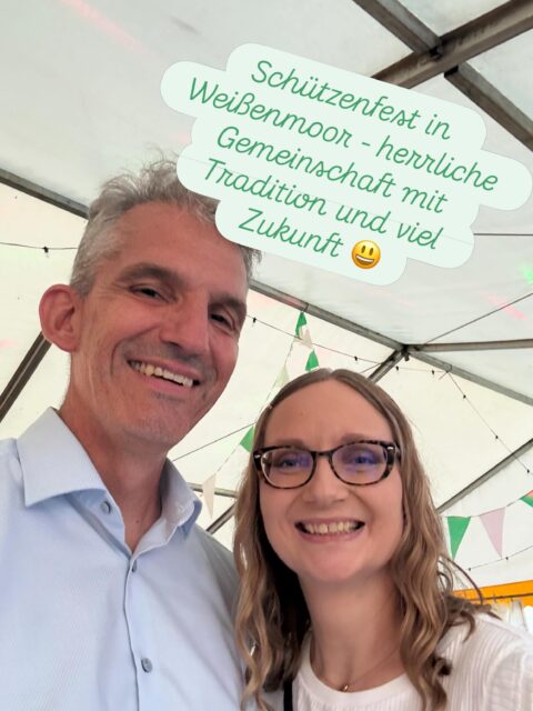 Was für ein großartiger Tag auf dem Schützenfest in Weißenmoor! Vielen Dank für die herzliche Aufnahme und die vielen schönen Gespräche. Mir hat es einfach richtig viel Spaß gemacht.

Schützenvereine stehen für gelebte Tradition. Gleichzeitig zeigen sie aber auch, dass Gemeinschaft Zukunft hat. Besonders freut mich, wie viele junge Menschen sich engagieren, Verantwortung übernehmen und mit Begeisterung dabei sind.

Ich bin dankbar, immer wieder Teil dieser besonderen Gemeinschaft sein zu dürfen. Solche Tage zeigen, wie wichtig Zusammenhalt, Ehrenamt und das Miteinander für unsere Heimat sind. Danke an alle, die diesen Tag möglich gemacht haben! 🎯🍻Und morgen geht es einfach weiter 😊