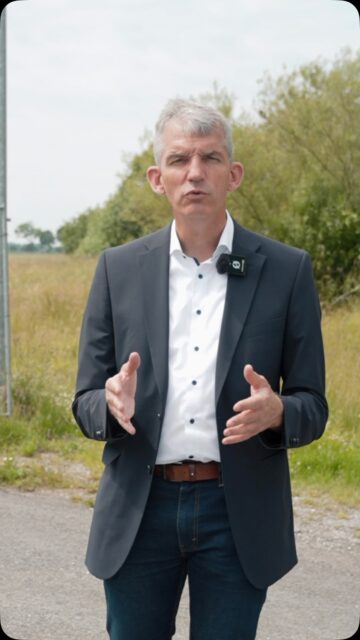 Wirtschaft stärken. Zukunft gestalten. 💪🏢

Die wirtschaftliche Entwicklung in unserer Samtgemeinde Land Hadeln wird für mich als zukünftiger Samtgemeindebürgermeister ein klarer Schwerpunkt sein. 🎯

In den vergangenen Jahren habe ich viele Betriebe bei uns besucht und dabei zahlreiche persönliche Gespräche geführt. 🤝 Dabei wird deutlich: Viele Unternehmen stehen durch politische Rahmenbedingungen auf Bundes- und europäischer Ebene vor großen Herausforderungen. 🌍

Umso wichtiger ist mir, dass unsere Verwaltung ein verlässlicher, verbindlicher und lösungsorientierter Partner der Unternehmerinnen und Unternehmer ist. ✅

Gemeinsam mit unseren Bürgermeisterinnen und Bürgermeistern sowie den Räten der Gemeinden und der Stadt Otterndorf möchte ich die Voraussetzungen schaffen, damit sich unsere Betriebe gut entwickeln können. 🚀

Denn starke Unternehmen bedeuten gute Arbeitsplätze, Wertschöpfung und wichtige Steuereinnahmen. 💼 Sie schaffen damit auch die Grundlage dafür, dass wir unsere kommunalen Aufgaben erfüllen und die hohe Lebensqualität in unserer Samtgemeinde erhalten können. 🏡

Wirtschaftsförderung ist deshalb für mich Chefsache. 👔
Gemeinsam wollen wir gute Rahmenbedingungen schaffen – verlässlich, verbindlich und mit dem Blick nach vorn. 🔭

AnpackenFürHadeln! 💪
