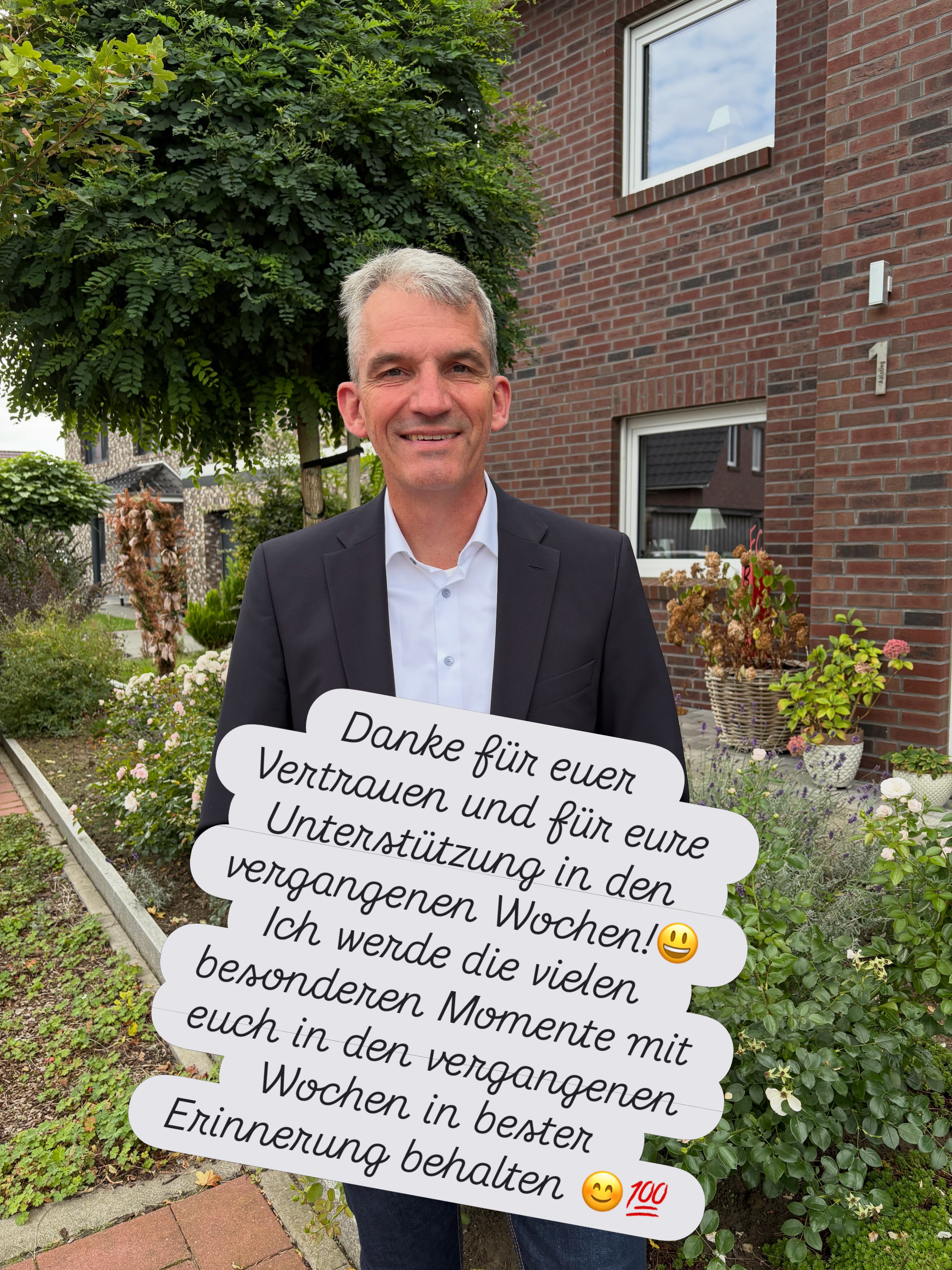 Danke für eine besondere gemeinsame Reise 🤝

Die gestrige Kommunalwahl liegt hinter uns 🗳️. Ich gratuliere allen, die künftig Verantwortung für unsere Samtgemeinde Land Hadeln, unsere Gemeinden und unsere Stadt Otterndorf übernehmen, und wünsche ihnen dafür viel Erfolg und eine glückliche Hand 🍀.

Für mich persönlich ist das Ergebnis natürlich eine Enttäuschung. Mein Ziel, Samtgemeindebürgermeister zu werden und Verantwortung für Land Hadeln zu übernehmen, konnte ich nicht erreichen.

Umso mehr möchte ich mich heute bei euch bedanken ❤️.

Danke an alle Wählerinnen und Wähler, die mir ihr Vertrauen und ihre Stimme geschenkt haben 🙏. Danke an alle, die mich in den vergangenen Wochen und Monaten begleitet, unterstützt, motiviert und an mich geglaubt haben 💪.

Dieser Wahlkampf war für mich eine ganz besondere Reise 🚀. Ich durfte unzählige Menschen kennenlernen, viele intensive Gespräche führen, zuhören, diskutieren, lachen und auch gemeinsam feiern 😊. Viele dieser Begegnungen werden mir in besonderer Erinnerung bleiben.

Genau das nehme ich aus dieser Zeit mit: die Menschen, die Gespräche und die vielen persönlichen Momente. Sie sind für mich ein großer und bleibender Mehrwert – unabhängig vom Wahlergebnis 💬❤️.

Meine Überzeugung und meine Motivation für unsere Heimat bleiben unverändert. Ich möchte, dass Land Hadeln eine gute, starke und zukunftsfähige Perspektive hat 🌱. Dafür werde ich mich auch weiterhin einsetzen.

Als zukünftiges Mitglied des Stadtrates Otterndorf und des Samtgemeinderates Land Hadeln werde ich meinen Beitrag leisten – verlässlich, konstruktiv und mit Leidenschaft 🤝. Für unsere Bürgerinnen und Bürger, für unsere Gemeinden und für unsere Stadt 🏡.

Der Wahlkampf ist vorbei. Mein Engagement für Land Hadeln geht weiter.

Von Herzen danke ich allen, die mich auf dieser besonderen Reise begleitet haben ❤️.

Jetzt beginnt ein neuer Abschnitt. Ich freue mich darauf. ✨

AnpackenFürHadeln. 💪